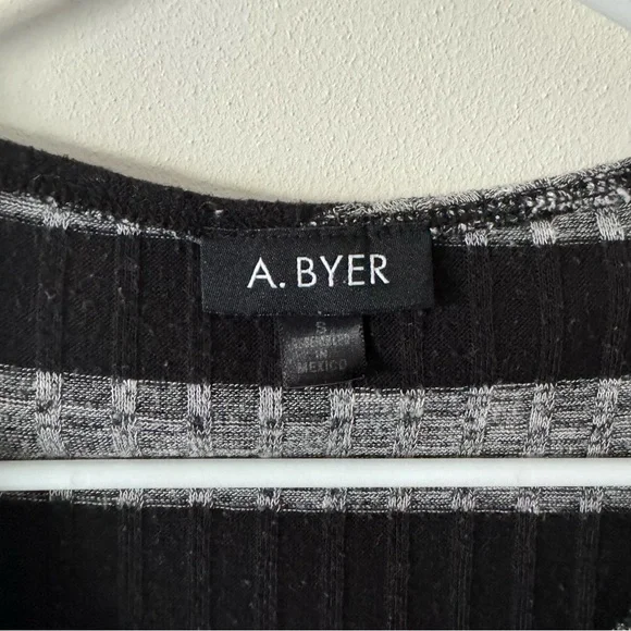 A.Byer Short Sleeve Sweater - Size Small - Picture 7 of 7